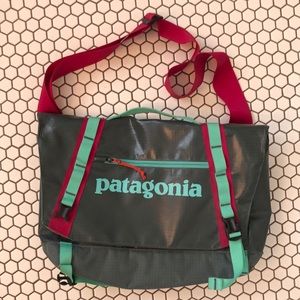 Like new Patagonia black hole messenger computer bag